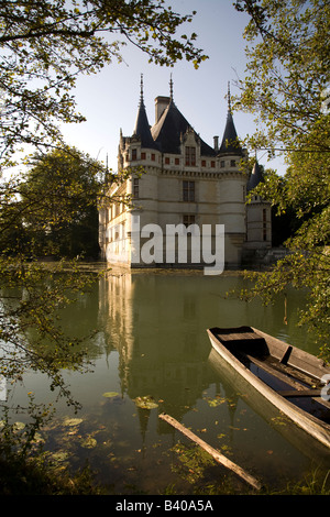 Ostseite des d'Azay-le-Rideau und ein Boot auf dem Fluss Indre in der Nachmittagssonne, Loiretal, Frankreich Stockfoto
