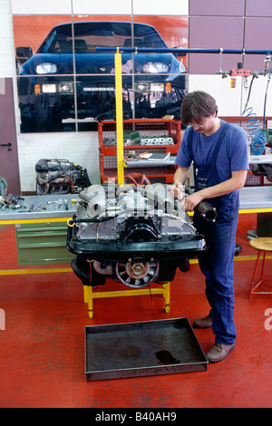 Lehrling bei Porsche in Stuttgart, Deutschland, arbeitet an einem Auto Motor (Carrera) Stockfoto