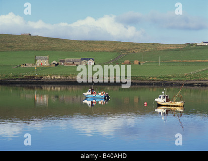 dh Houton Bay ORPHIR ORKNEY kleine Fischerboote und Bauernhausboot ruhiges Wasser friedliche ruhige schottische Inseln Meeresinsel schottland Stockfoto