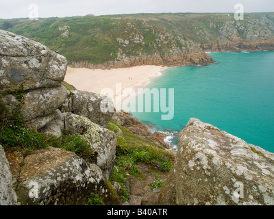 Ein Blick von der Klippe hinunter Porthcurno Strand an der Süd Küste von Cornwall in der Nähe von Lands End, England UK Stockfoto