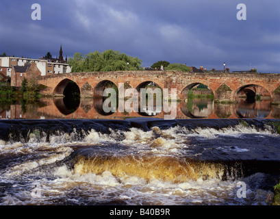 dh Devorgilla Bridge River Nith DUMFRIES GALLOWAY Scottish Devorgillas alte mehrere Steinbogenbrücken schottland grenzt an Flüsse Stockfoto