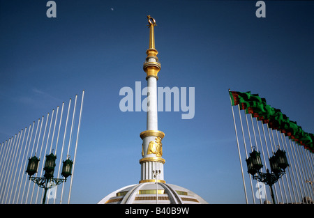 9. Mai 2006 - Monument der Unabhängigkeit am Independence Park in der turkmenischen Hauptstadt Ashgabat. Stockfoto