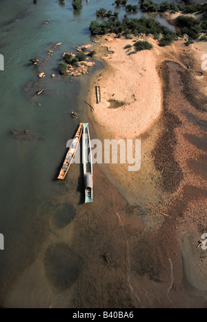 ZWEI LANGE BOOTE VERTÄUT AUF DEN SANDBÄNKEN DES FLUSSES NAM OU, NONG KHIAW PROVINZ IM NORDEN LAOS. Stockfoto