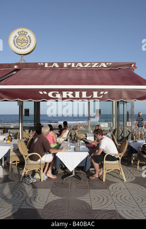 Restaurant mit Blick über den Strand von Playa del Ingles Gran Canaria Kanaren Spanien Stockfoto