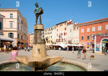 Brunnen am wichtigsten Platz von Rovinj in Istrien, Kroatien, Osteuropa Stockfoto