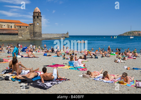 Urlauber liegen am Strand "Plage Boramar' in Collioure / Southern France Stockfoto