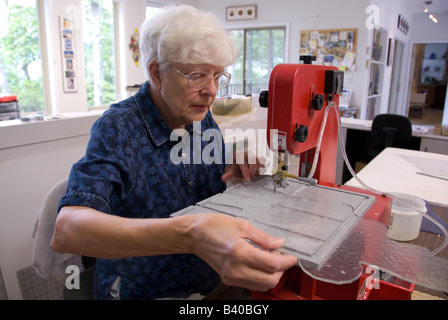 Ältere Künstler Frau Schneiden von Glas Stockfoto