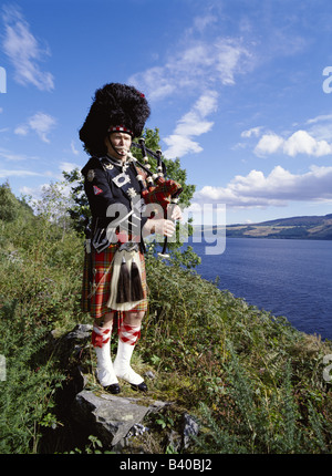 dh Schottischer Dudelsack LOCH NESS INVERNESSSHIRE Traditioneller Highlander Dudelsack Tartan Kilt scotland Dudelsackspieler kleiden einen Dudelsackspieler in den Highlands Stockfoto