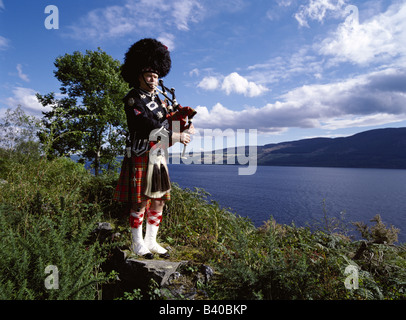 dh LOCH NESS SCHOTTLAND Scottish Dudelsack Dudelsack Tartan Kilt Uniform Paspelsack Dudelsack im Hochland Traditional Highland dress bag Pipes man men Stockfoto