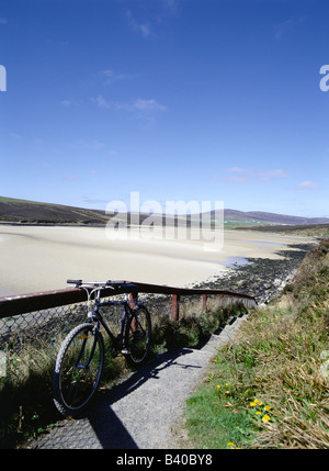 dh Waulkmill Bay ORPHIR ORKNEY ein geparktes Fahrrad Strand Bucht Remote Fahrrad Radfahren schottischen Inseln schottland Stockfoto