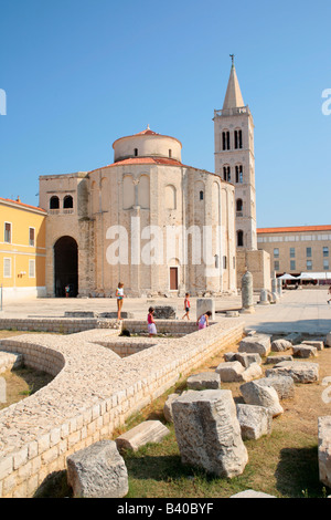 die Runde Kirche St. Donat und der Glocke Turm von St. Anastasia-Kathedrale in Zadar, Kroatien, Osteuropa Stockfoto