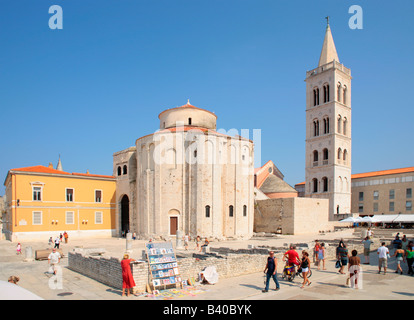 die Runde Kirche St. Donat und der Glocke Turm von St. Anastasia-Kathedrale in Zadar, Kroatien, Osteuropa Stockfoto