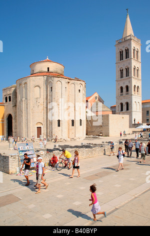 die Runde Kirche St. Donat und der Glocke Turm von St. Anastasia-Kathedrale in Zadar, Kroatien, Osteuropa Stockfoto