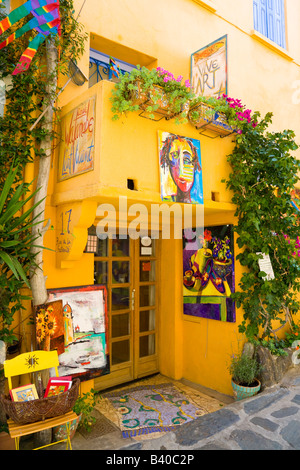 Eines Künstlers Atelier und Galerie in der Altstadt, die Straße Rue De La Fraternité in Collioure / Southern France Stockfoto