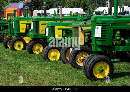 Muster der alten John Deer Traktoren auf dem Display bei historischen Bauernhof Demonstration Michigan Stockfoto