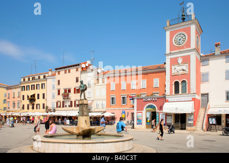 Brunnen und Uhrturm am wichtigsten Platz von Rovinj in Istrien, Kroatien, Osteuropa Stockfoto