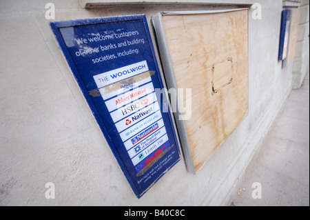 Barclays Bank Geldautomaten mit Brettern vernagelt in Brighton. Stockfoto