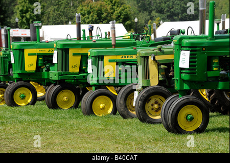 Muster der alten John Deer Traktoren auf dem Display bei historischen Bauernhof Demonstration Michigan Stockfoto