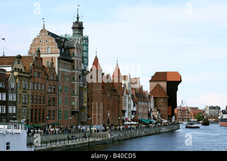 Alte Stadtgebäude und mittelalterliche Kran Tor. Danzig, Polen. Stockfoto