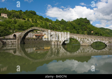 Ponte della Maddalena (del Diavolo) über den Serchio-Fluss in der Nähe von Borgo Mozzano in Toskana, Italien Stockfoto