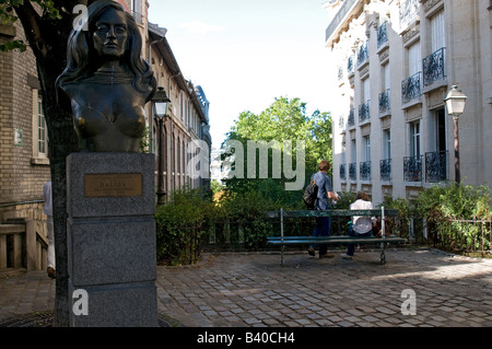 Die Gedenkbüste der Sängerin Iolanda Cristina Gigliotti auch Dalida an einem kleinen Platz im Montmartre-Viertel In Paris Stockfoto