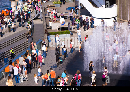 Menschen genießen die warmen Sommertag "Southbank Centre" London Vereinigtes Königreich Stockfoto