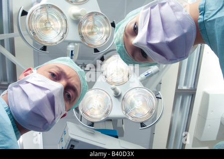 Zwei Chirurgen in einem OP-Saal auf der Suche nach unten Stockfoto