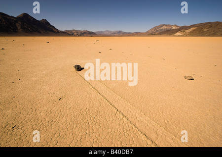 Verschieben von Felsen, Racetrack Playa, Death Valley Nationalpark, Kalifornien, USA. Stockfoto