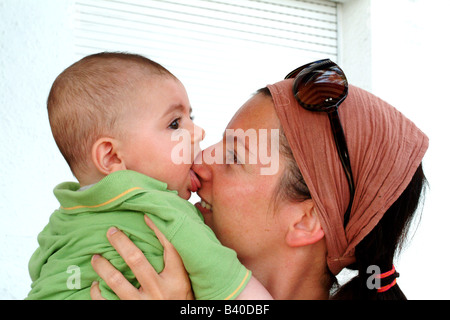 Mutter und Baby Boy mit kuscheln Stockfoto