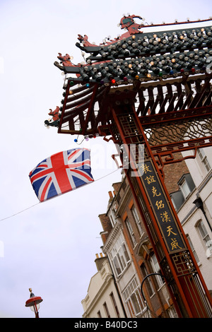 Der britische Union Jack Flagge fliegt über dem Eingang zur Londoner Chinatown. Stockfoto