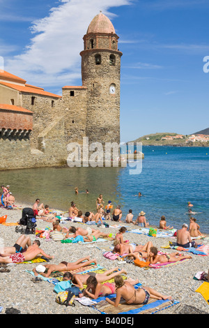 Urlauber liegen am Strand "Plage Boramar' in Collioure / Southern France Stockfoto