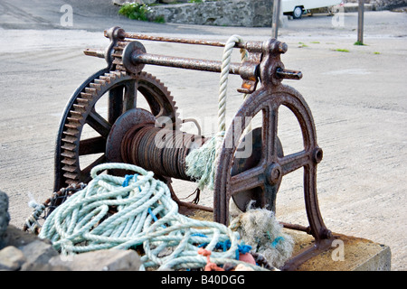 eine alte rostige Winde auf eine Slipanlage Stockfoto