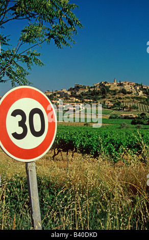 Straßenrand in dem mittelalterlichen Dorf Faucon, Vaucluse Region der Provence, Südfrankreich Stockfoto