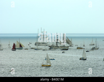 Barkentine Shabab Oman & der holländischen Brigg Astrid in der Parade der Segelschiffe in Funchal 500 Tall Ships Regatta in Falmouth Stockfoto