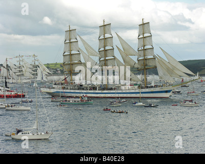 Mexikanische 3 Masten Viermastbark Cuauhtemoc & russischen Schiff Mir in der Parade der Segelschiffe in Funchal 500 Tall Schiffe Regatta in Falmouth Stockfoto