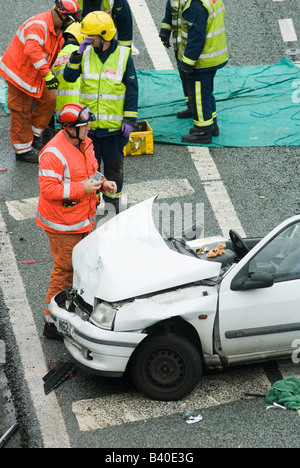 Rettungsdienste bei einem Verkehrsunfall auf der Autobahn M1 in Leicestershire, East Midlands, Vereinigtes Königreich Stockfoto