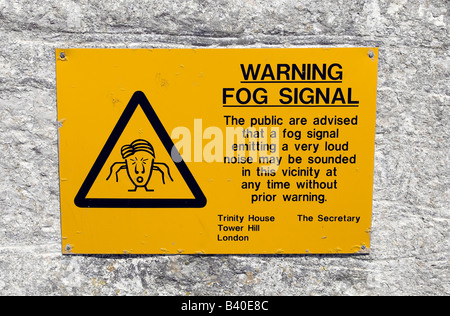 Nebel-Signal-Warnschild am Portland Bill Leuchtturm auf der Isle of Portland in Dorset England UK Stockfoto