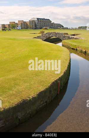 Blick auf den Old Course Hotel, St. Andrews, Schottland von der Swilcan Bridge Stockfoto