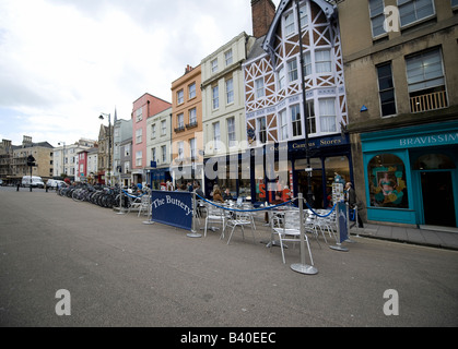 Geschäfte und Cafés an der Broad Street Oxford Stockfoto