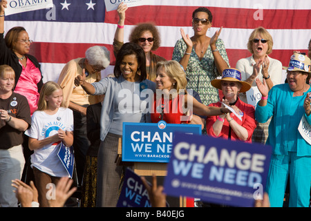 Michelle Obama und Dr. Jill Biden erschien bei einer Kundgebung in der Newcomb Hall Plaza auf dem Gelände der University of Virginia in Stockfoto