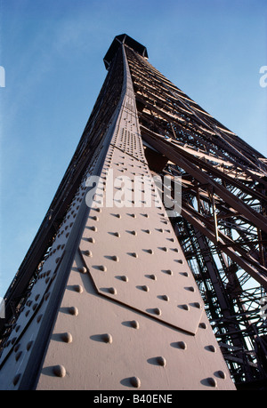 Abstrakte Ansicht des oberen Teiles des Eiffelturms, Paris, Frankreich Stockfoto