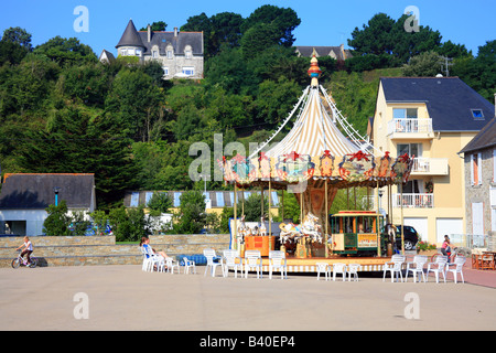 Karussell (Kreisverkehr) auf dem Platz Pellion, St. Cast le Guildo, Cotes d'Armor, Bretagne, Frankreich, Europa Stockfoto