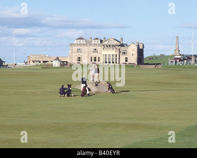 dh Royal Ancient Golf Course ST ANDREWS FIFE Svilcan Bridge Clubhaus schottland Golfer alt berühmten achtzehnten Fairway uk Wahrzeichen People Group Stockfoto