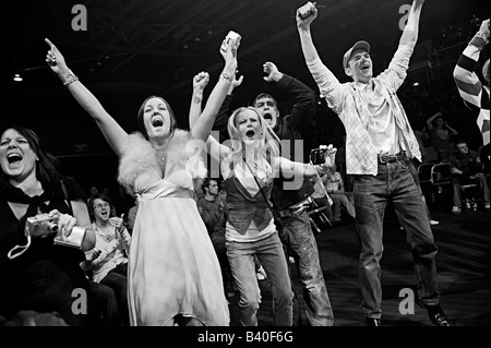 Fans feiern während MMA Kampf, Käfig. Stockfoto