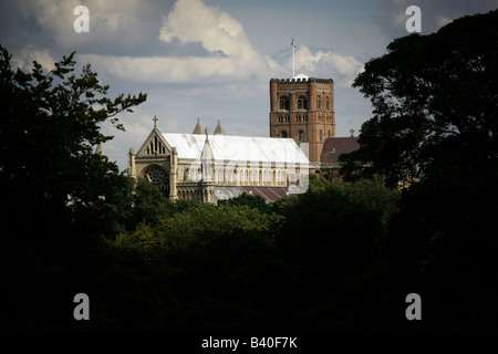 Stadt von St Albans, England. Die anglikanische Kathedrale und die Kirche von St Albans Abbey von Verulamium Park gesehen. Stockfoto