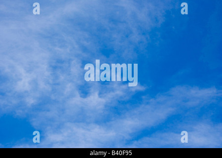 blauer Himmel mit Wolken - Sommerhimmel in Südeuropa Stockfoto