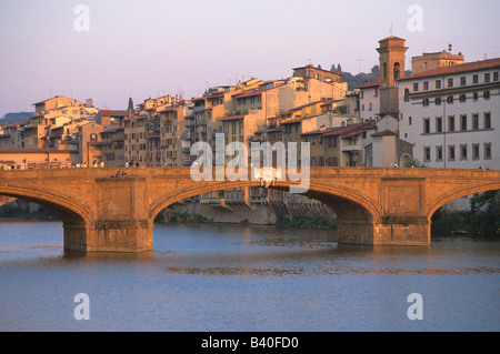 Ponte Santa Trinita-Brücke über den Fluss Arno im Morgenlicht Florenz Italien Stockfoto