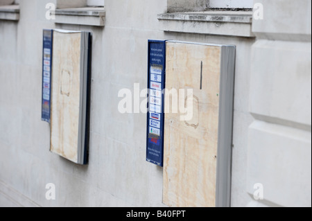 Barclays Bank Geldautomaten mit Brettern vernagelt in Brighton. Stockfoto