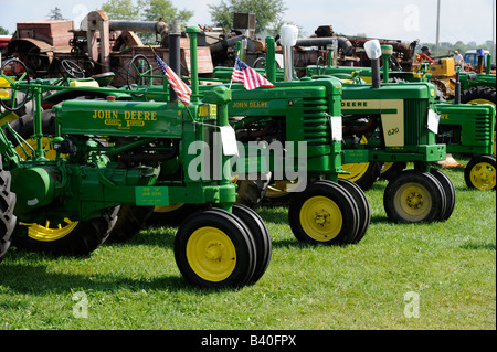 Muster der alten John Deer Traktoren auf dem Display bei historischen Bauernhof Demonstration Michigan Stockfoto