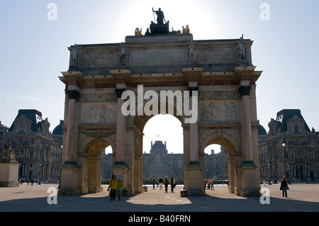 das Tor des Jardin des Tuileries aus dem Louvre Museum in Paris Stockfoto